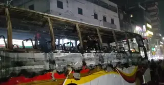 রাজধানীর ধোলাইপাড়ে বাসে আগুন